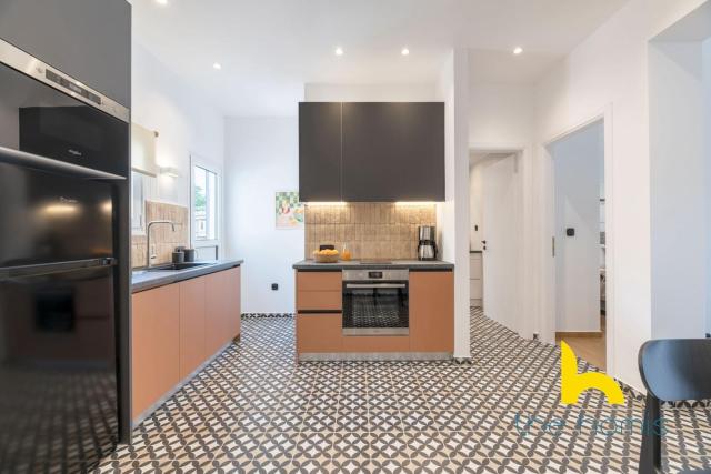 Sunlit APT with Electric Fireplace in Kallithea