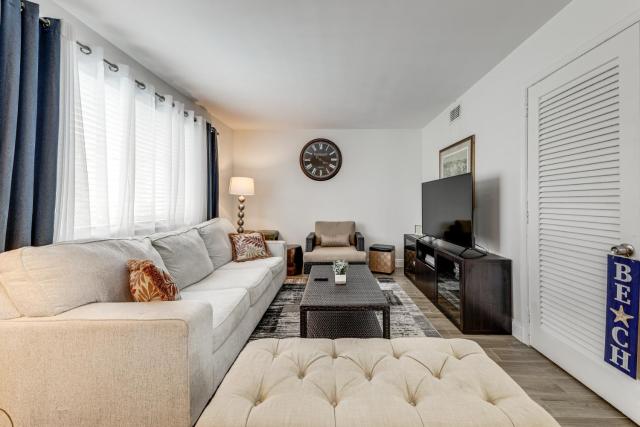 Pool Access, 1 Mi to Pier! Pompano Beach Condo