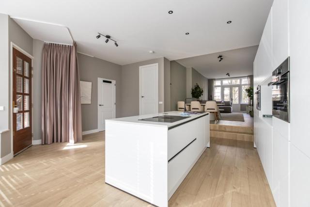 Spacious Blijdorp Home with3 Double Beds