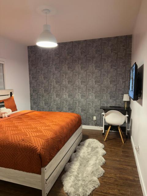 Charming 3BR Suite Near Downtown, General Hospital