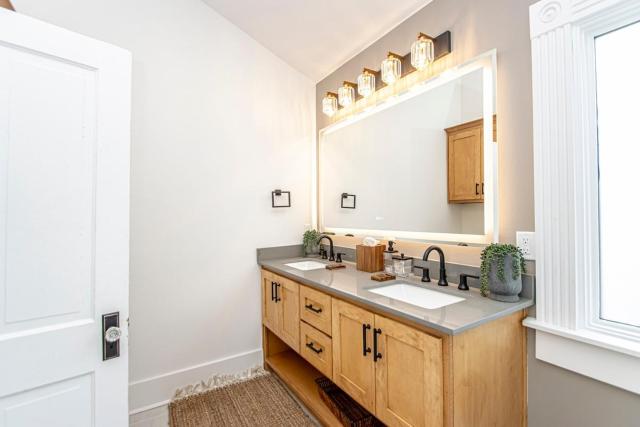 Historic Sallie Peay House - Luxe Downtown Retreat