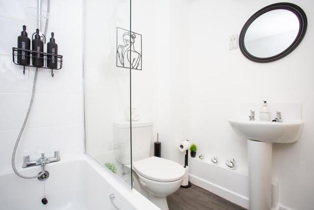 Contemporary 2BR Retreat - Fast WiFi, Smart TV & Steps from Station!