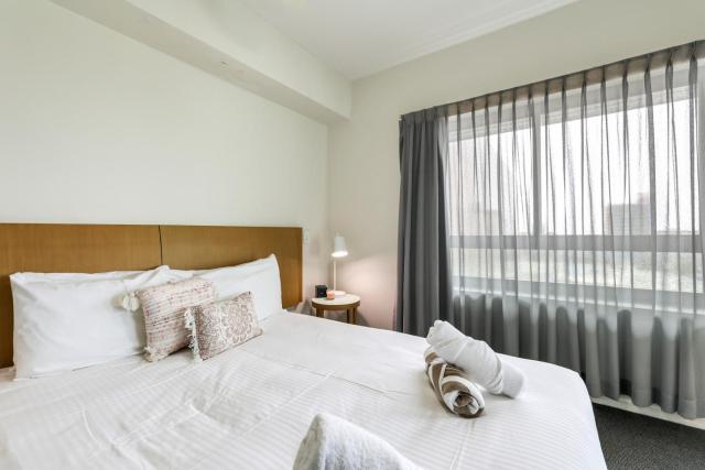 Level 10 Life Spacious 1 Bed Apartment and Pool