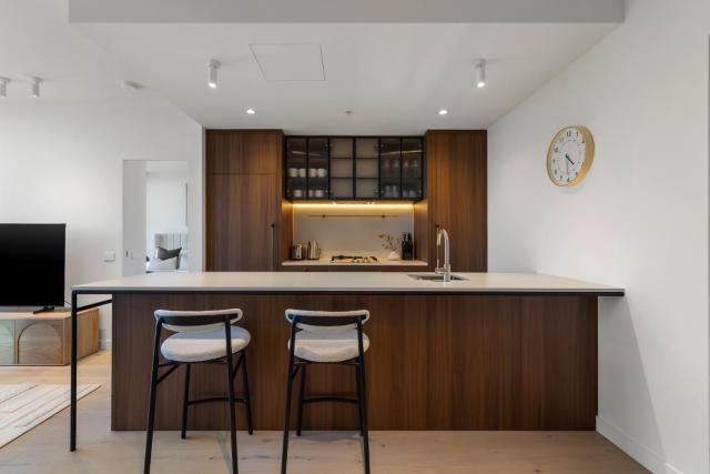 City Lights & Designer Comfort w Pool, Gym, Sauna