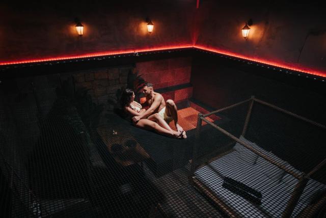 INTENSE Senses Experience - Suites wellness avec piscine, jacuzzi, sauna, billard etc