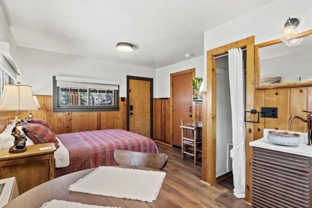 Trailside Cabin Escape with Stunning Views and Easy Adventure Access in Colorado Springs, Colorado