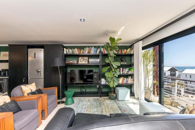 Contemporary Beachside Escape Azure 218