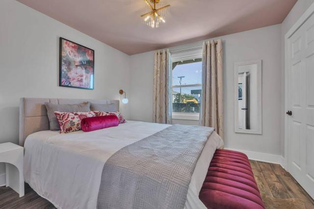 Modern 2BR Near Downtown Nashville | Free Parking