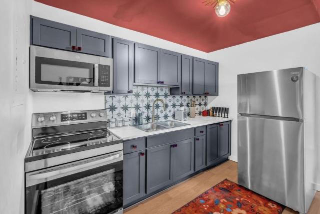 Spacious 2BR Apartment Downtown | Free Parking