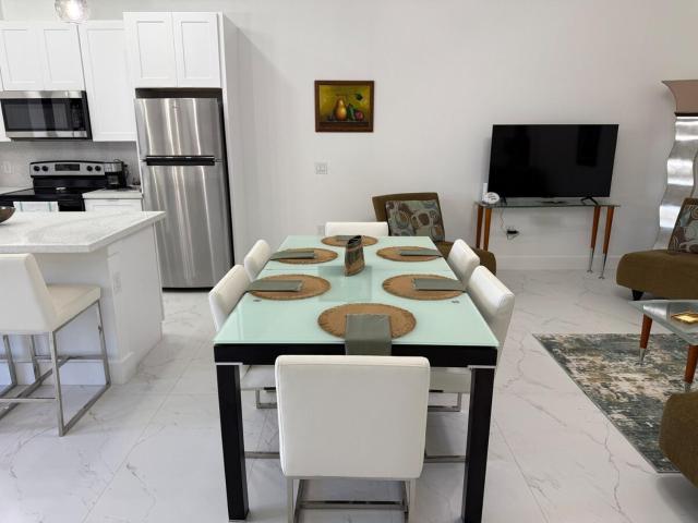 Chic New Build Duplex with King Suite and Cover Lanai