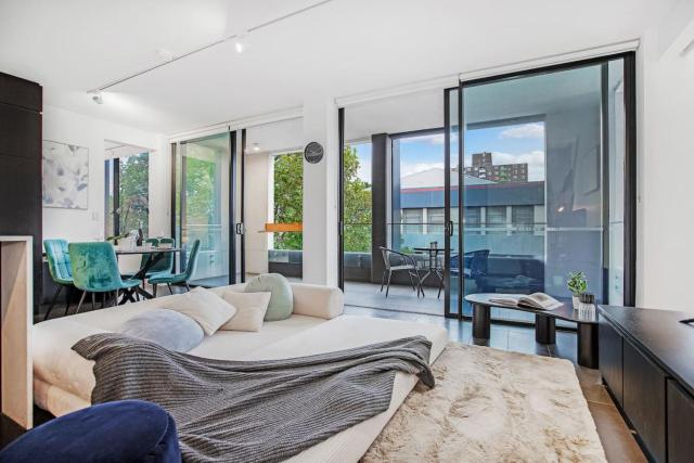 2BR Surry Hills - Free Parking, Walk to Central