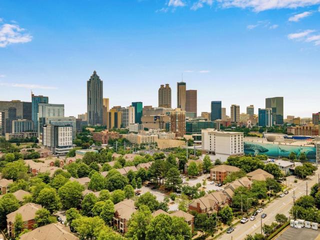 FIFA Ready & Walking Distance to Atlanta's popular attractions! Spacious Deck & Home