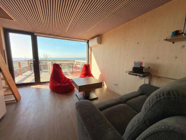 Solar Cinema Cabin with Hot Tub in Brno