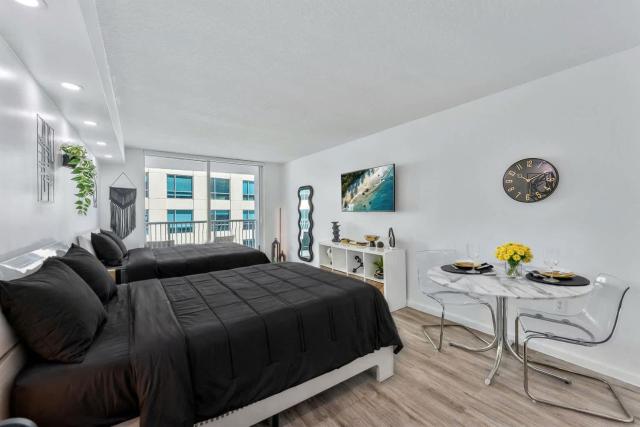 Stylish Brickell Studio - Pool, Gym & Great Views