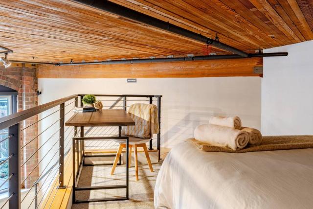 Massive Downtown Seattle Condo - Free Parking!