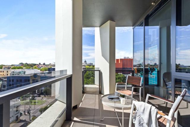 Modern 2BR Apt w Parking Near Melbourne Central