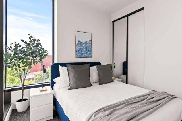 Modern 2BR Apt w Parking Near Melbourne Central