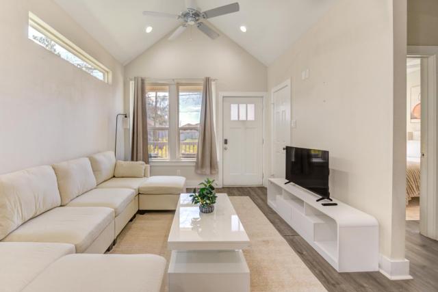 Modern 3BR Home Parking Sleeps 6