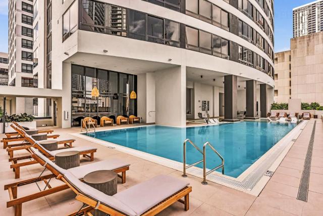 Miami Oasis 2BR Apt Pool & Beach Access for 5