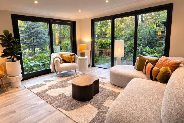 StayatSas Pippa, Luxe Boshuis met Grote Omheinde Tuin aan Vijver