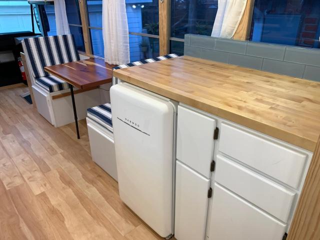 UNIQUE & LUXURIOUS Skoolie - Central Location