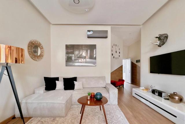 Luxe 3BED 3BATH with Balcony & Views by NewYork Café
