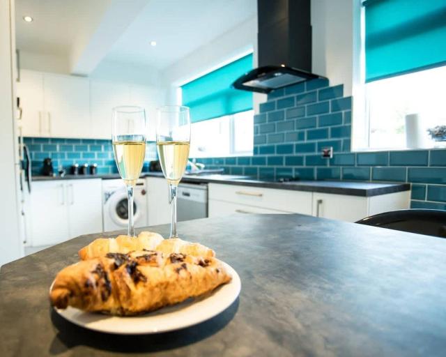 Halford House 3 Bed Town Centre Home from Home with Parking for 2 cars Prime Location Tamworth