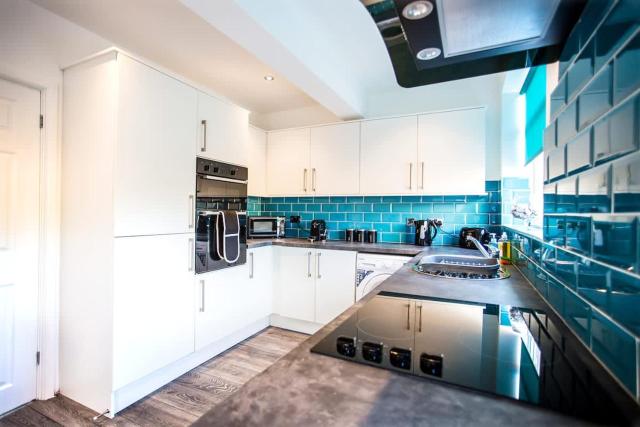 Halford House 3 Bed Town Centre Home from Home with Parking for 2 cars Prime Location Tamworth