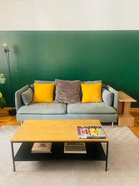 Downtown Milan Chic Apartment - Quiet Retreat with Free WIFI & Air Conditioning