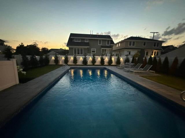 Lux Home - 6Bed/4Bath, Pool, Mins to Beach and DT