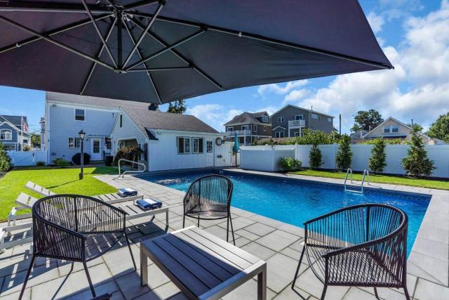 Lux Home - 6Bed/4Bath, Pool, Mins to Beach and DT
