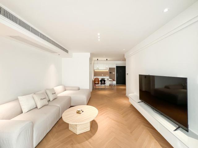 Merit 弘辉 Bright and Spacious 2 Bed Condo unit very close to the BUND