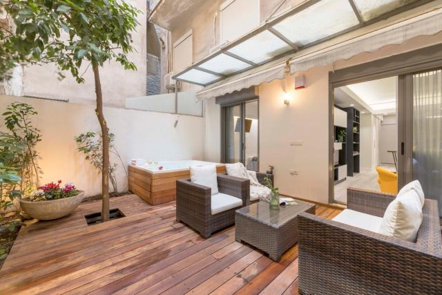 Posh 1-BDRM Apt, W Private Patio & Jacuzzi!