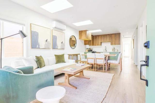 Modern 5BR Mid-City Retreat