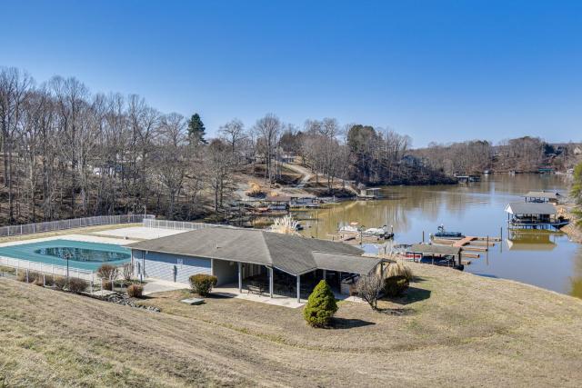 Boat & Relax on Smith Mountain Lake! Bright Condo