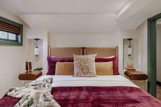 Luxe 12-bedroom Garden District Suite Shared Pool