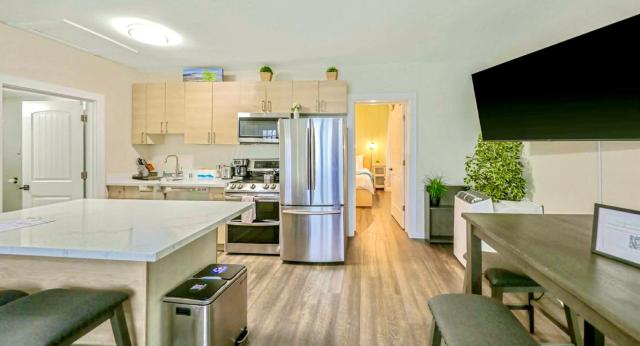 DT Stylish & Newly Renovated Home 2BR Sea Tac 6 Miles with AC