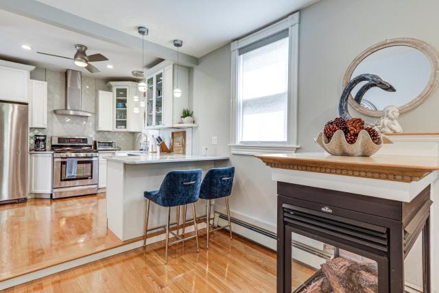 Steps to Short Beach: Ocean-View Apt w/ Deck!
