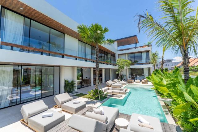 Brand New Villa July Luxury 5BR - Private Pool and Rooftop in Berawa Canggu