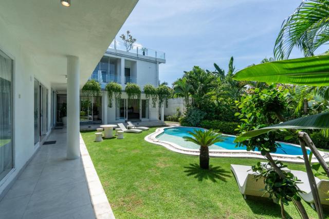 Luxury 5BR Villa with Rooftop BBQ Pool 500M to Beach
