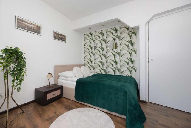 Spacious Apartment with Parking and Balcony by Noclegi Renters