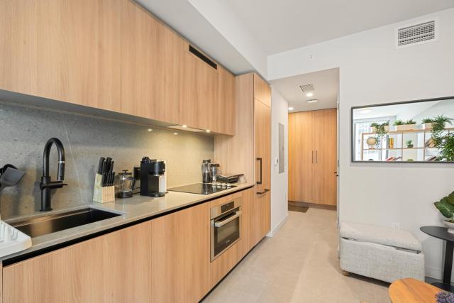 Central Downtown Studio with Pool and Gym Amenities