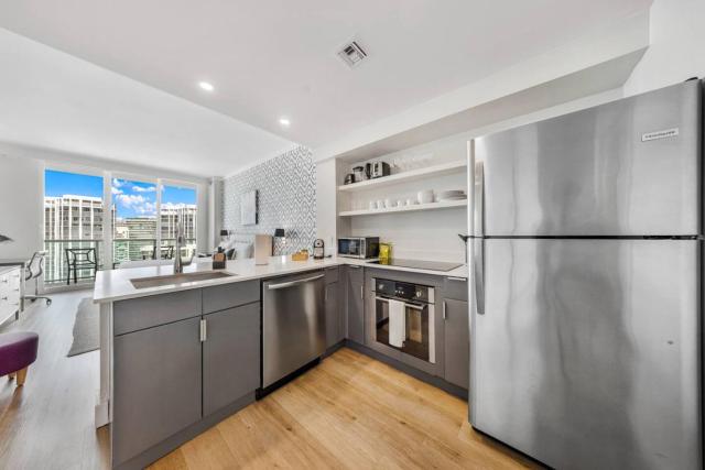 Elegant King Suite, Rooftop Pool, Full Kitchen