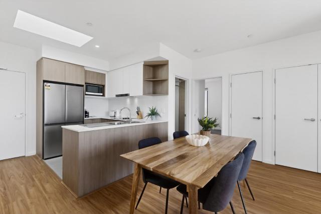 Spacious Newly 2 Bed Unit with Onsite Parking