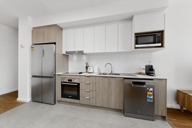 Modern Newly Furnished Apartment with Full Kitchen