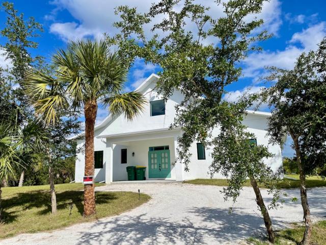 Peaceful private studio with own entrance and pool
