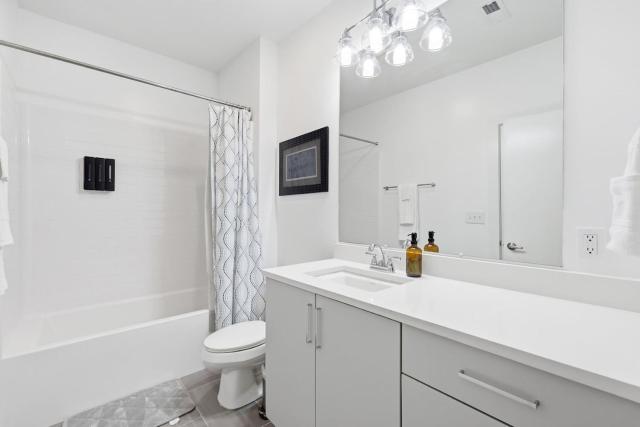 Peaceful Retreat - City Views, Close to Broadway