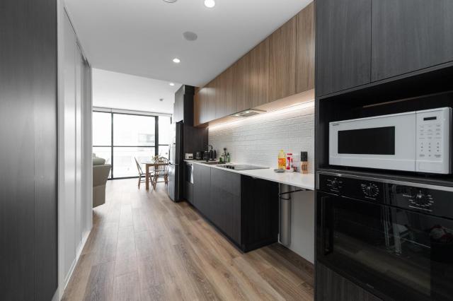 Stylish Modern Apartment Walk to Cafés & Train