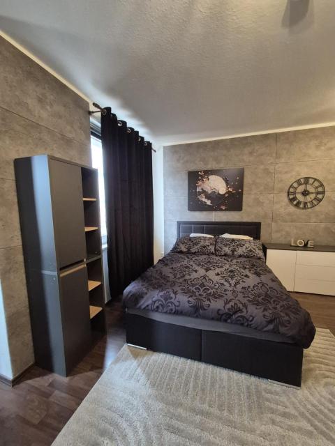Modern Black Suite in City Center
