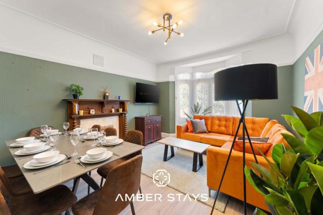 Stylish 5 Bed Home in Forest Hill by Amber Stays, Perfect for Business & Contractors Sleeps 16!